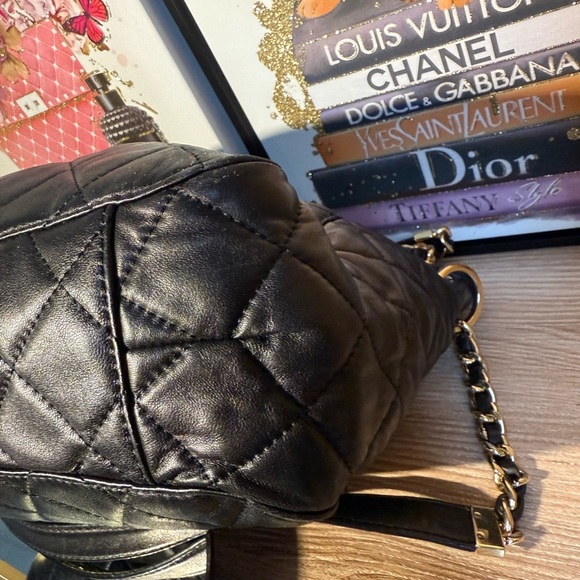 Michael Kors Black Quilted Shoulder Bag with Gold Chain - Picture 8 of 11